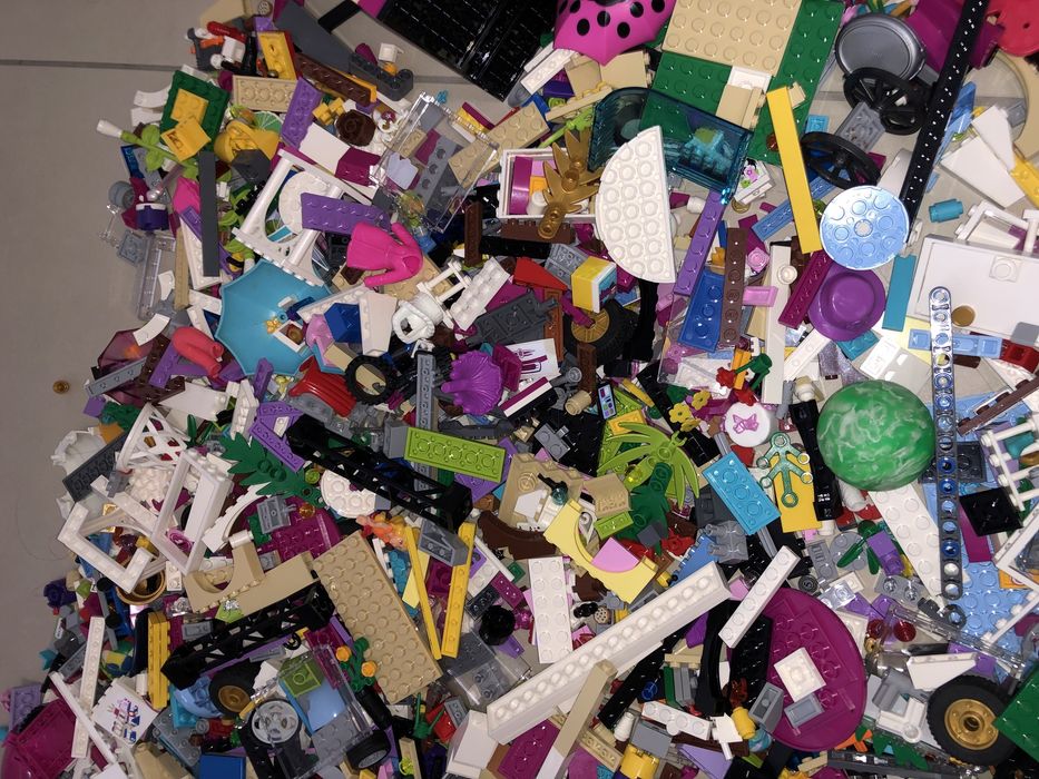 Set piese Lego original, estimez ca sunt cateva sute de piese (provin de la cca. 15 Lego-uri)