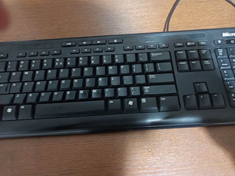 Vând urgent 3 tastaturi  + mouse de fiecare