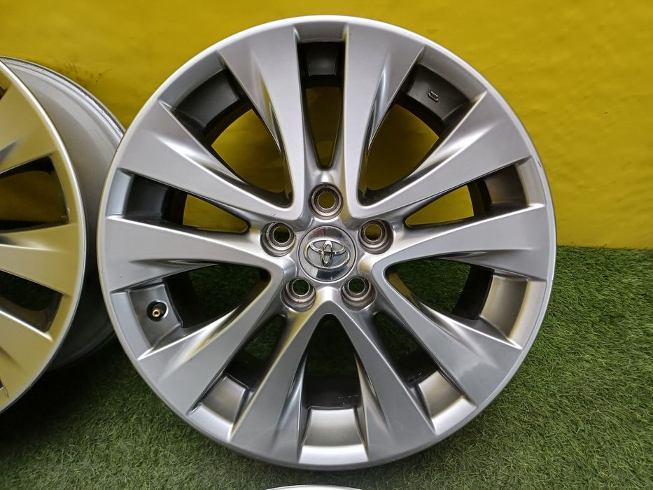 Диски R18 5x114.3 на Toyota.