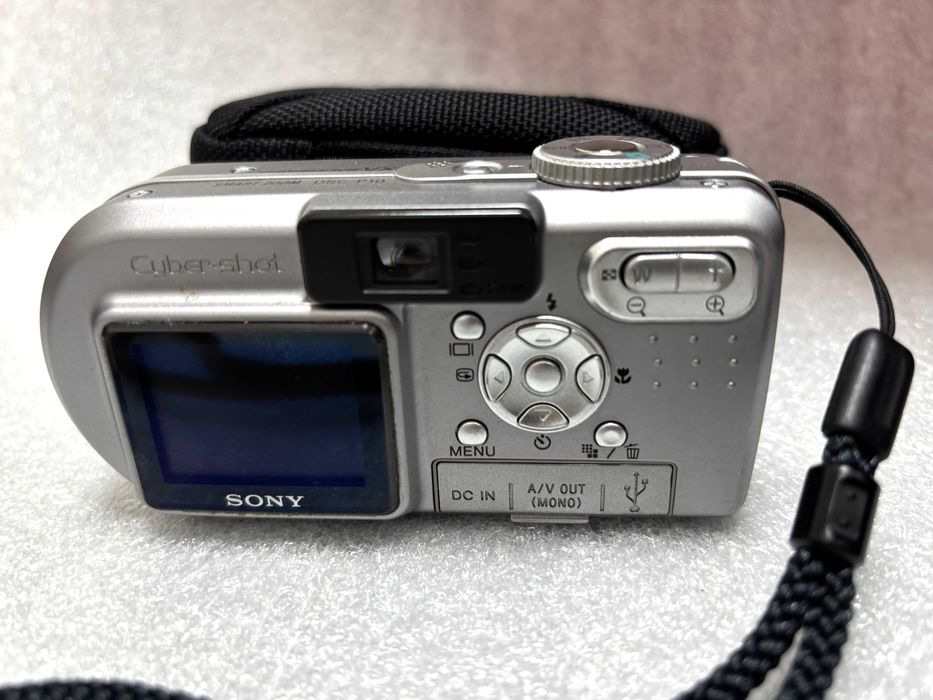 Перфектен! Като нов! Цифров Фотоапарат Sony Cyber-shot DSC-P10