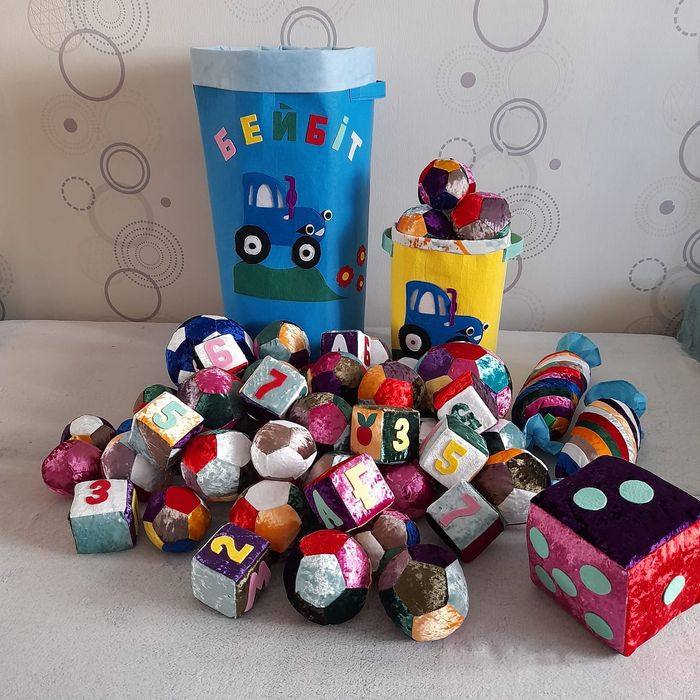 Корзина для игрушек и кудалык. Игрушки мягкие.