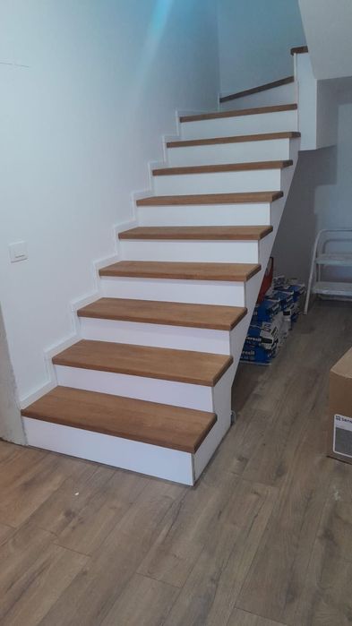 Scări din lemn masiv