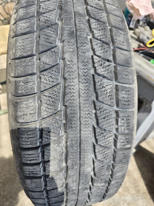 Шины зимние продам.