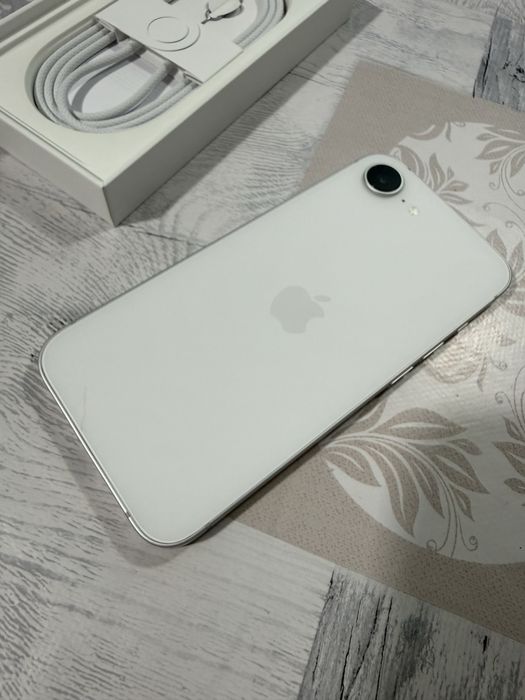 iPhone 16 e White ca nou 128 GB, baterie 100%, 26 cicluri de incarcare