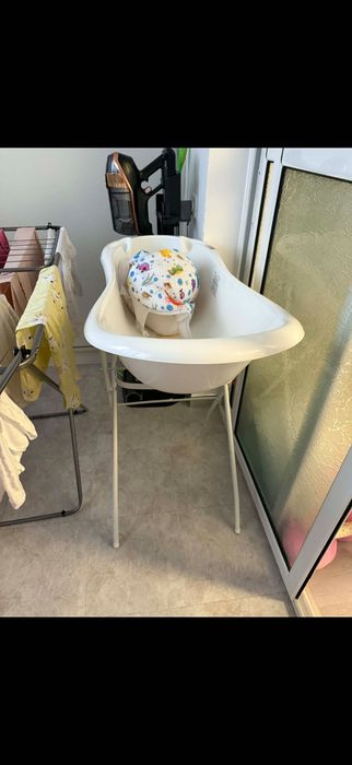 Корито със стойка и сушилник + подарък подложка за къпане