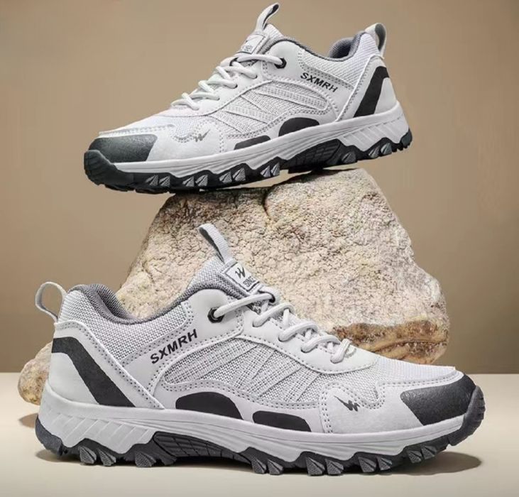 Спортивные кроссовки