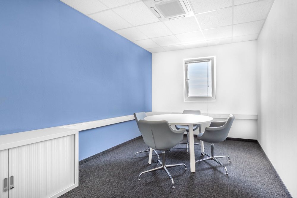 Офис пространство с отворен план за 10 души в Regus Airport