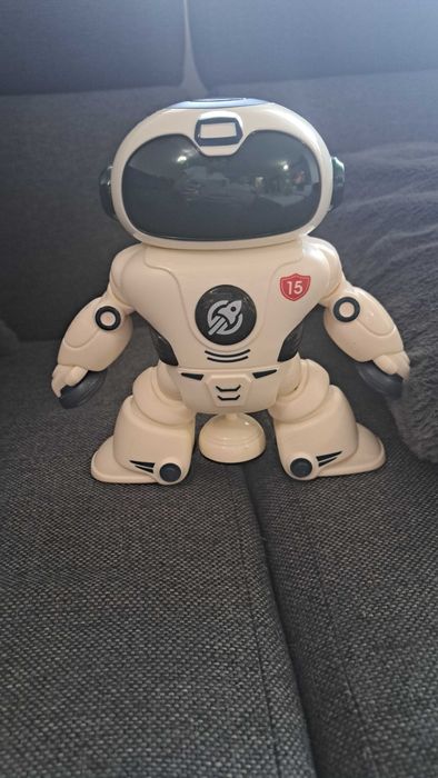 Пеещ и танцуващ робот