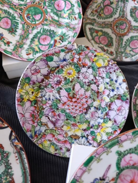 Колекция от 11 декоративни китайски порцеланови чинии – Rose Medallion China ръчно рисувани