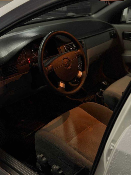 Продам свою Ласетти 2021 года, цвет белый пробег 88000 км,