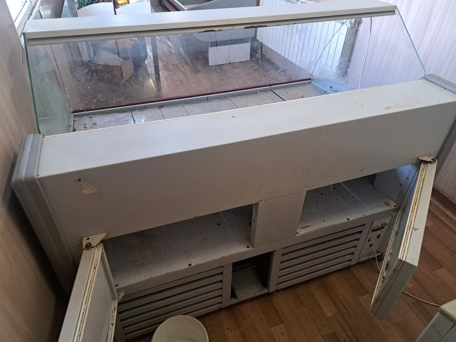 Продам витринный холодильник