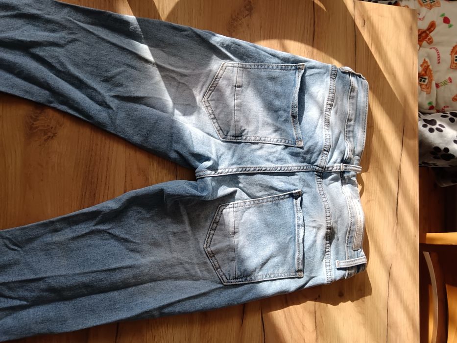 Продавам 2 чифта Дънки.