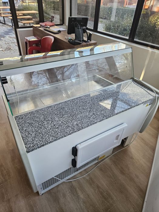 Хоризонтална витрина