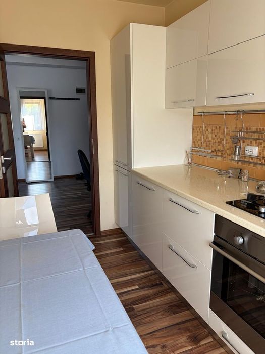 Apartament cu 2 camere, balcon deasupra pârâului și vedere spre pădure
