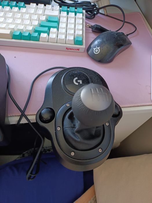 Logitech G29 с коробкой передач в комплекте