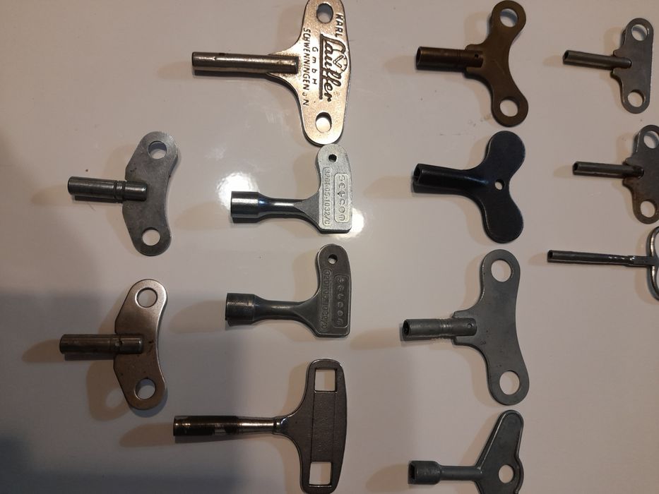 Ключове за стенни и каминни стари часовници