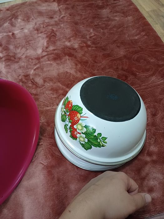 Посуда (пластмассовые чашки и эмалированные)