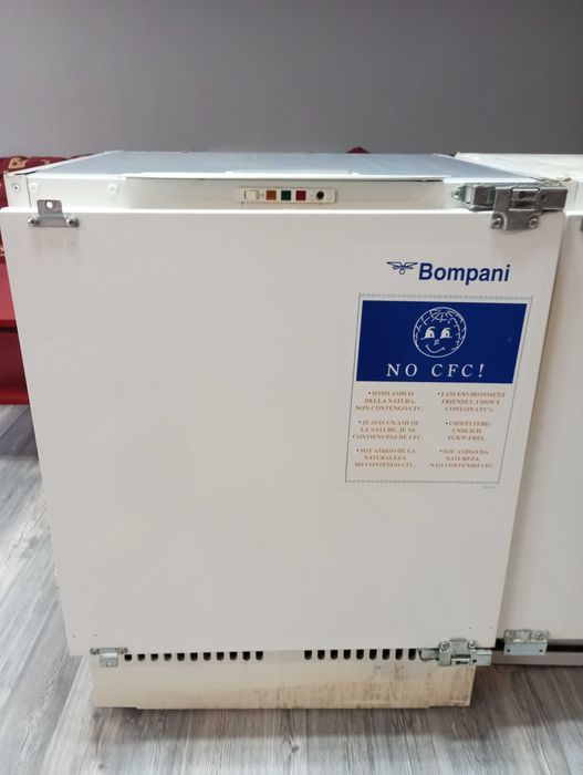 Продавам фризер за вграждане Bompani