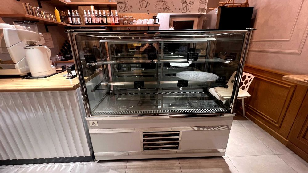 Продаётся витринный холодильник для сладостей и других изделий