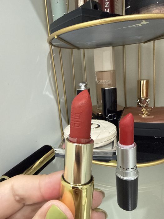 Помады оригинал почти как новая