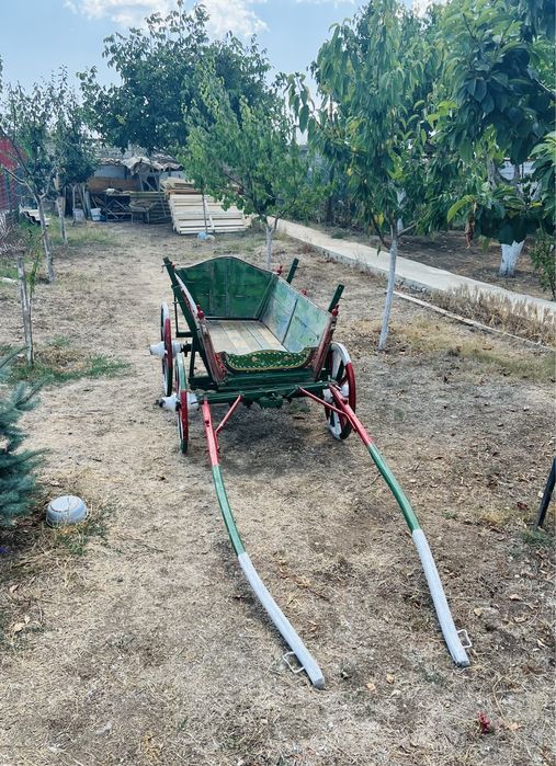 Ръчно рисувана декоративна каручка – автентичен акцент за дома!