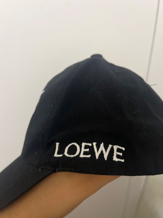 Кепка от бренда LOEWE