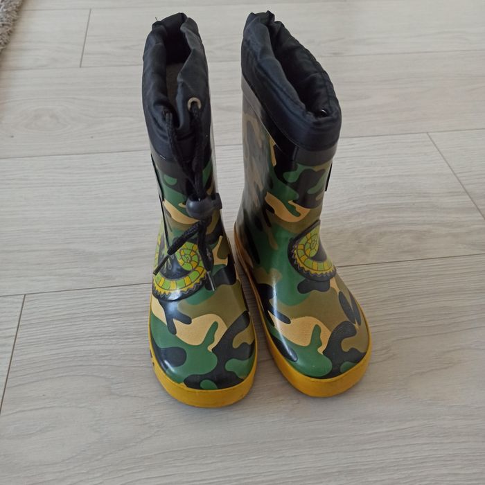 Продам резиновые сапоги размер 25