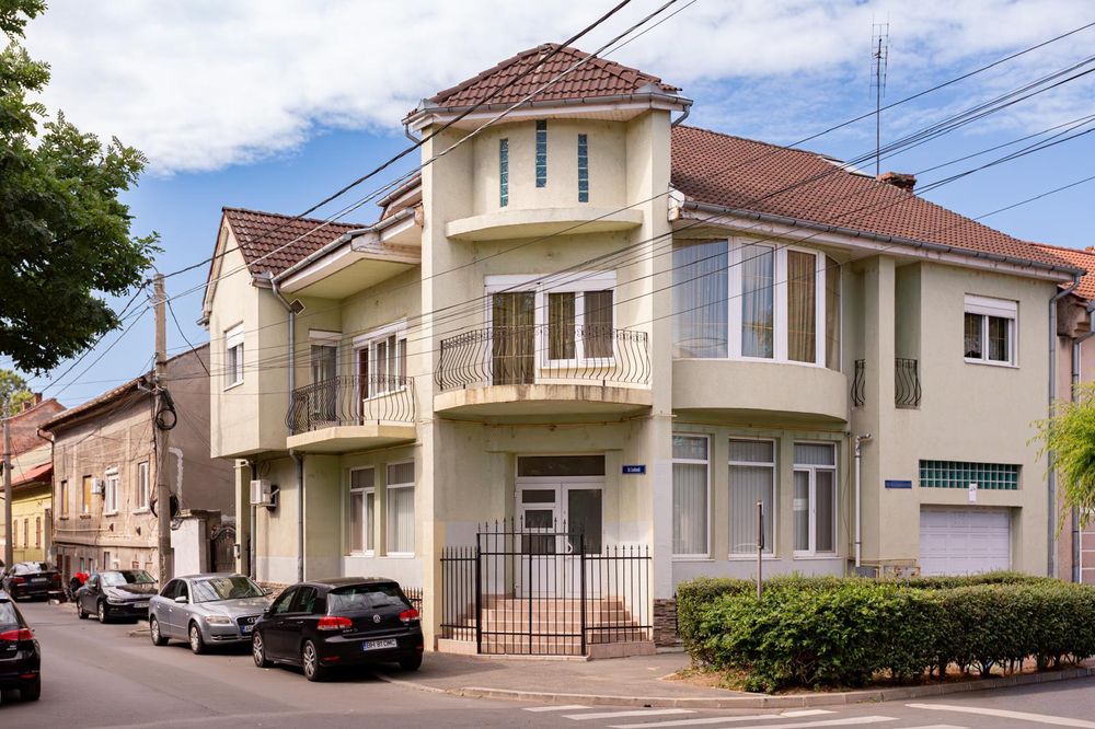 Vilă de vinzare , in Arad , ultracentral , in apropiere de Teatru .