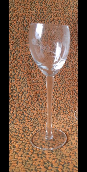 Vand diferite seturi de pahare