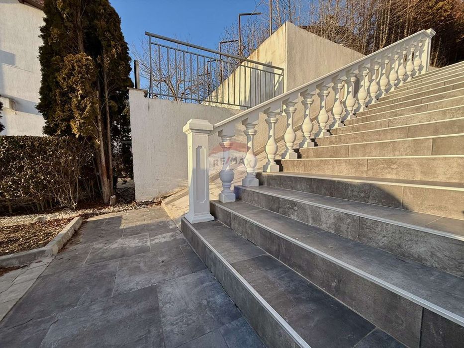 Продава се Къща в Балчик - 295 кв.м за 649 €/кв.м - Снимка #1