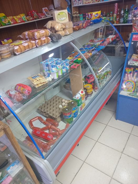 Продам витринный холодильник.