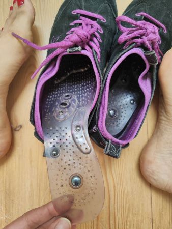 Ношенные замшевые кроссовки