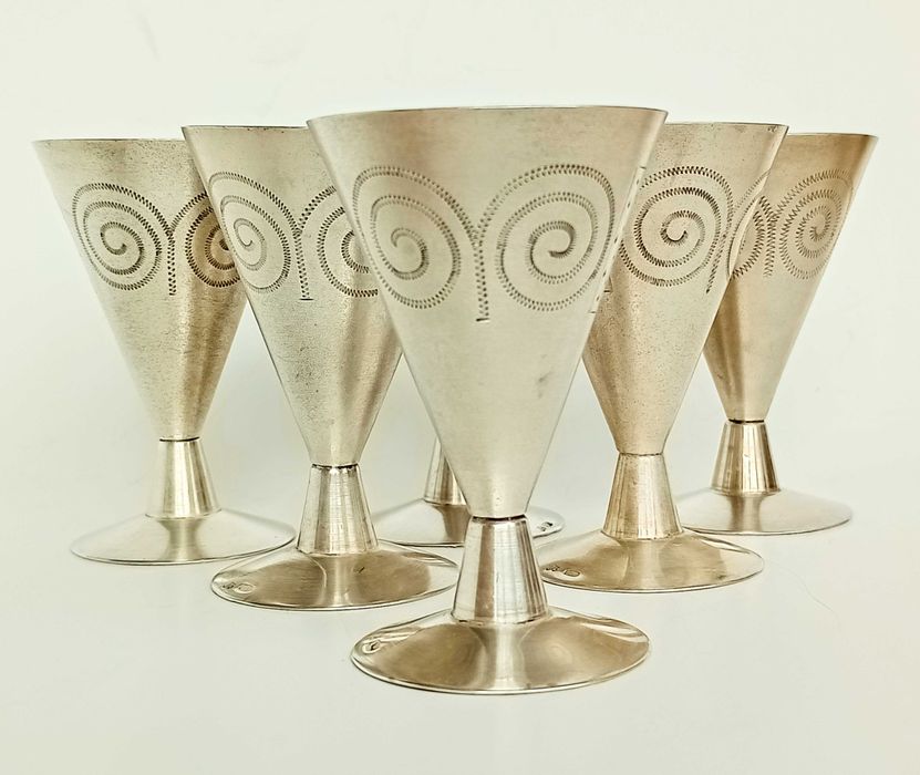 Серебряные рюмки.