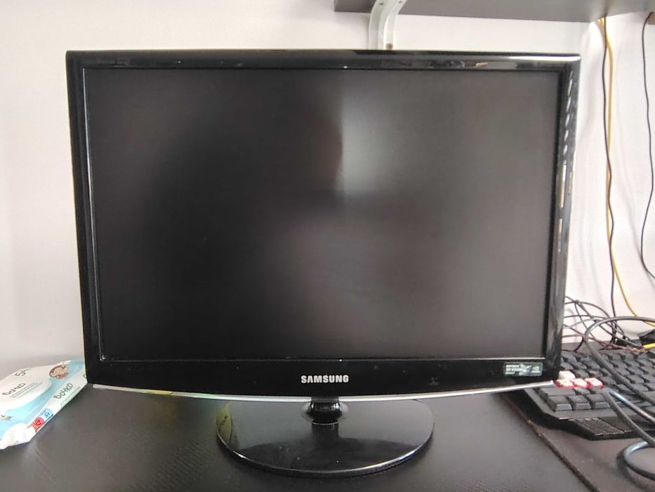Монитор Samsung 22" (120Hz) + Водоустойчива геймърска клавиатура