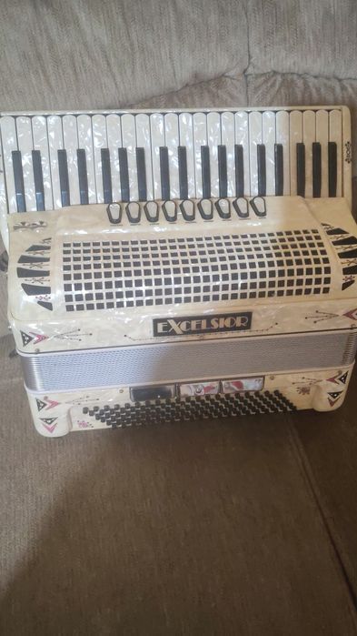 Vând acordeon Eccesior