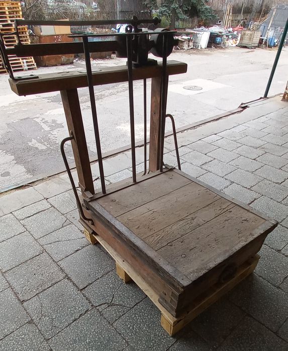 Стар  дървен  кантар на около 100г. 250€