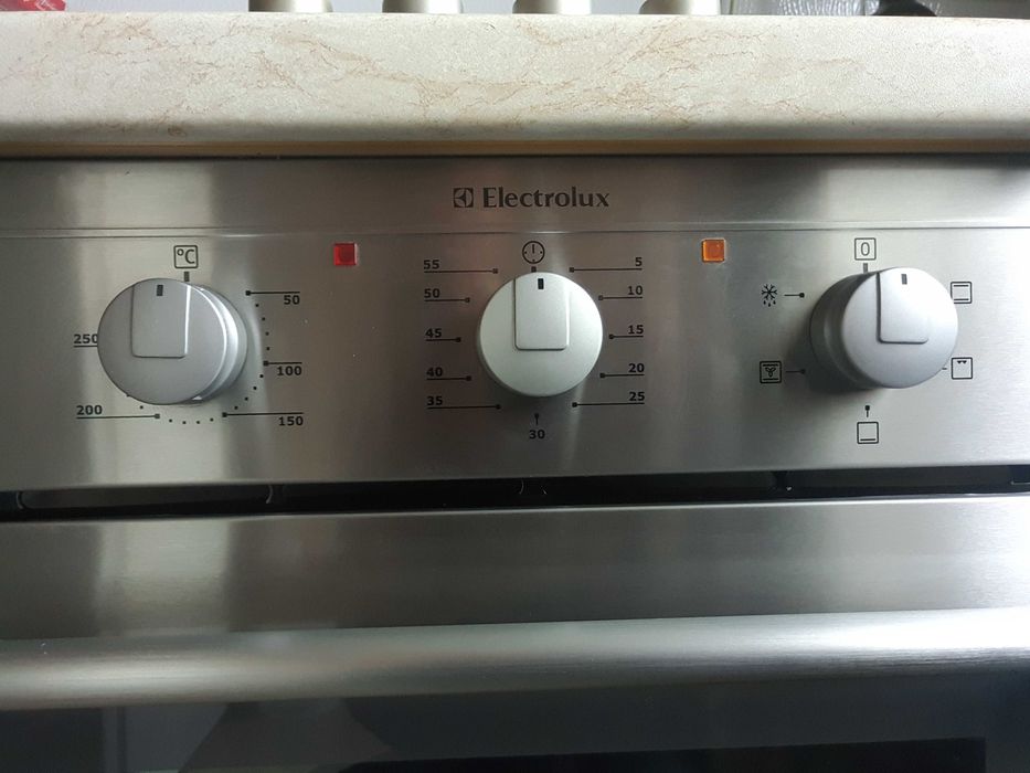 Новый духовой шкаф Electrolux EOB 31004