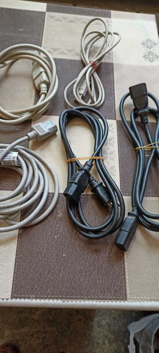Шнуры сетевые, соединительные для компьютера.
