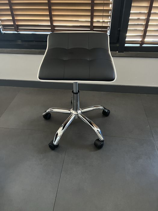 Стол Париж на колелца -24м гаранция+ безплатна доставка до офис