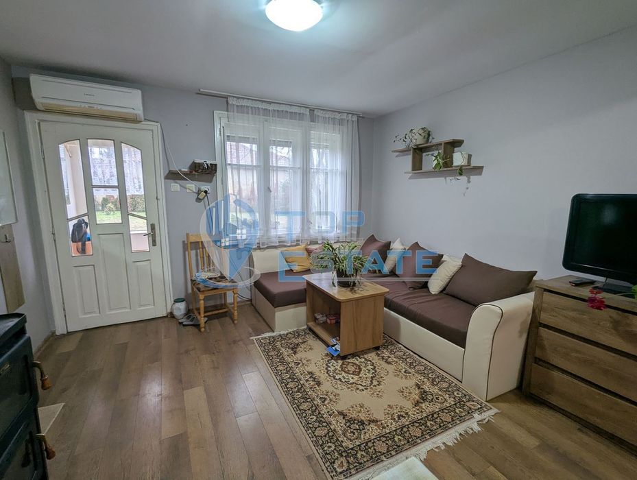 Обзаведена тухлена къща с кладенец в село Поликраище, област Велико Т