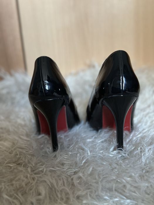 Черни боти на ток