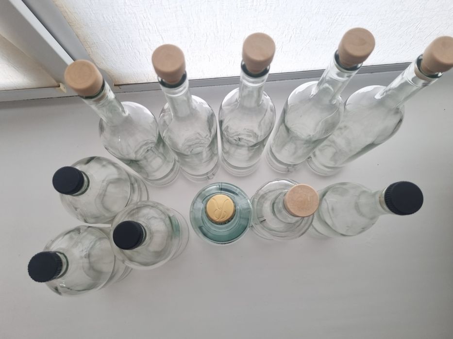 Продам бутылки с пробками.
