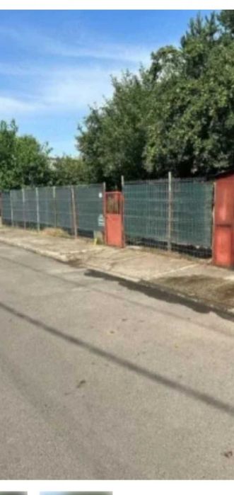 Vand casa la curte,zona liniștită.