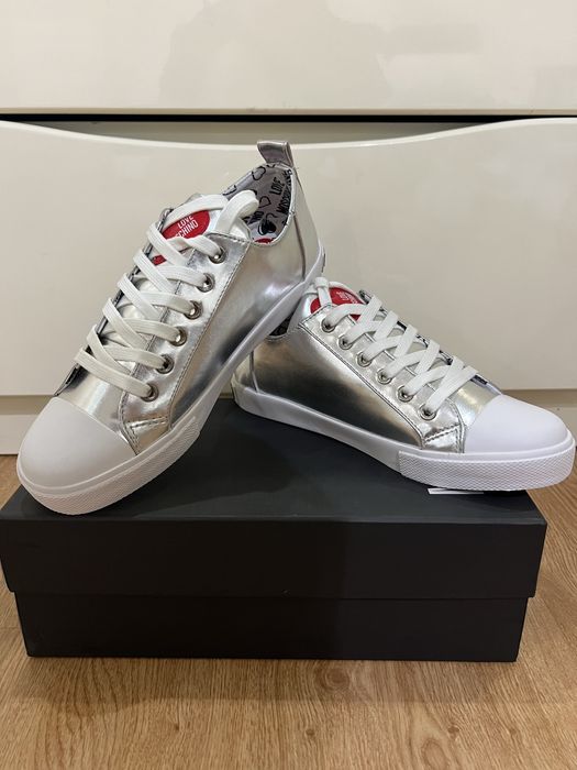 Чисто нови обувки Love Moschino