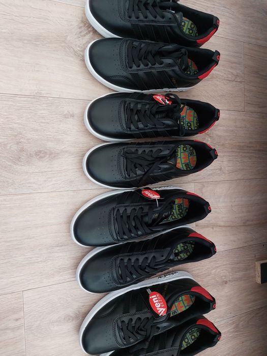 Продам кроссовки женский