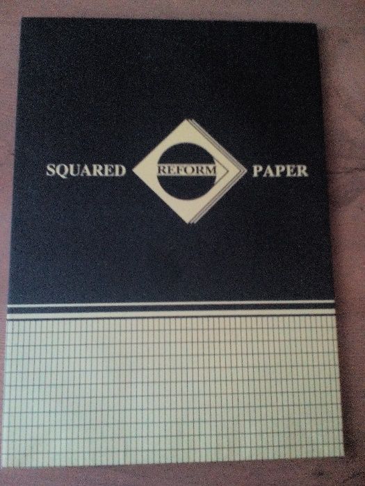 Белова и карирана хартия