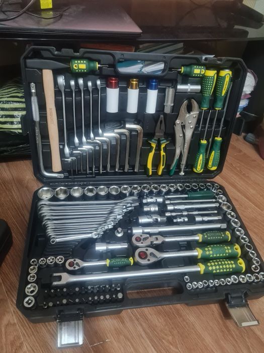 Набор инструментов для автомобиля