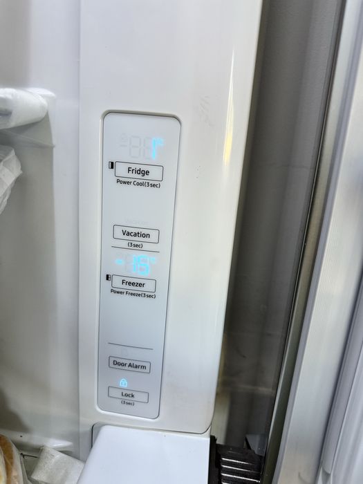 Продадим Side-by-Side холодильник Samsung RS-63R5571SL