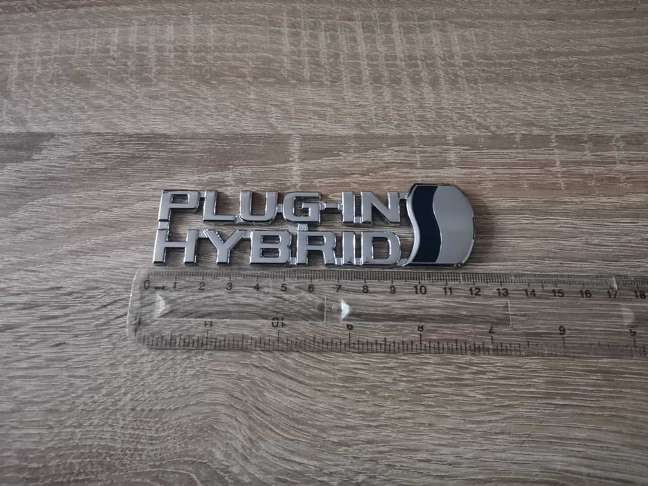 сребриста емблема Toyota Plug-in Hybrid