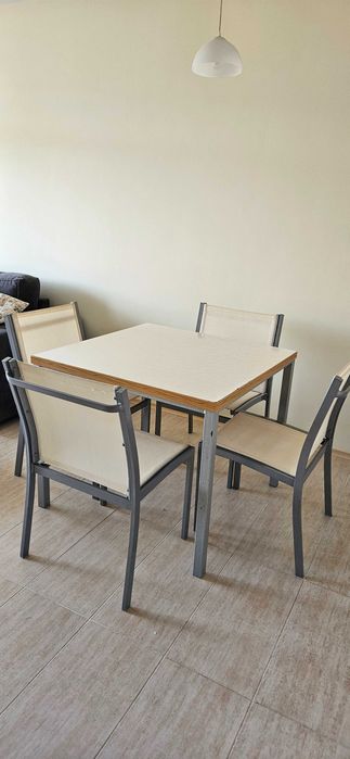 Столове с маса за външна или вътрешна употреба